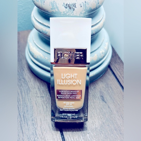 NEW Flower Beauty Light Illusion Foundation Soft Sand M2 Drew Barrymore - Picture 2 of 6